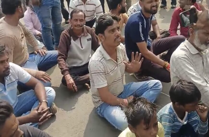 জামুরিয়ায় ‘জল নেই ভোট নেই’ স্লোগানে পথ অবরোধ, নিউকেন্দায় পানীয় জলের দাবিতে বিক্ষোভ