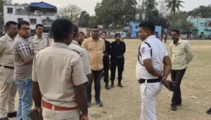 দুর্গাপুরের চয়ন মাঠে ক্রিকেট টুর্নামেন্টে উত্তেজনা, পিচে গাড়ি&hellip;