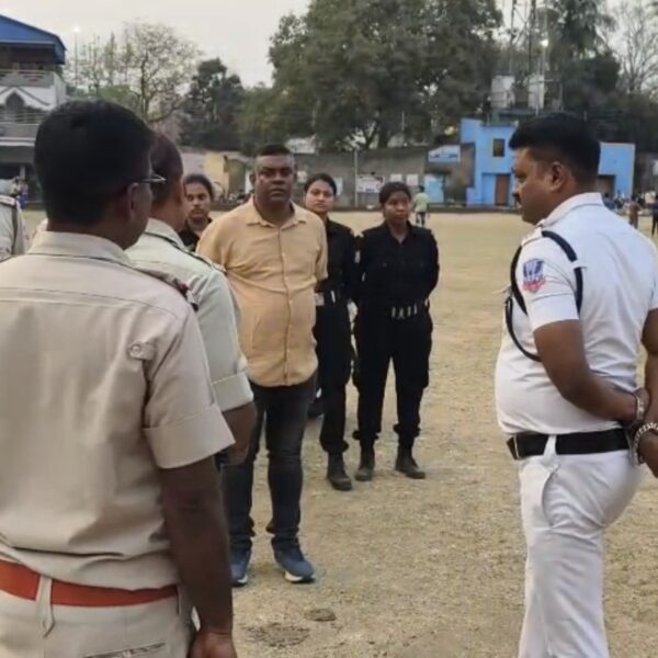 দুর্গাপুরের চয়ন মাঠে ক্রিকেট টুর্নামেন্টে উত্তেজনা, পিচে গাড়ি&hellip;