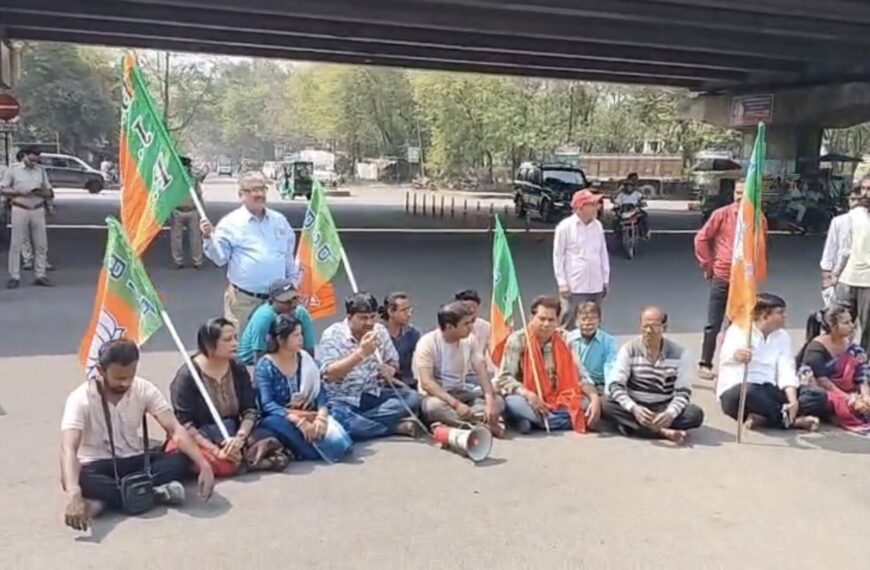 দুর্গাপুরে পোস্টার ছেঁড়া ঘিরে উত্তেজনা, ইন্দো-আমেরিকান মোড়ে বিজেপির অবরোধে সাময়িক যানজট