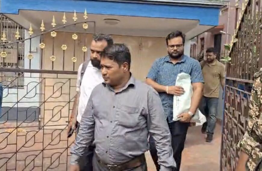 দুর্গাপুরে ইডির তল্লাশি, সাড়ে পাঁচ ঘণ্টার অভিযানের পর বাড়ি থেকে ‘প্রিন্টার’ নিয়ে বেরোলেন তদন্তকারীরা