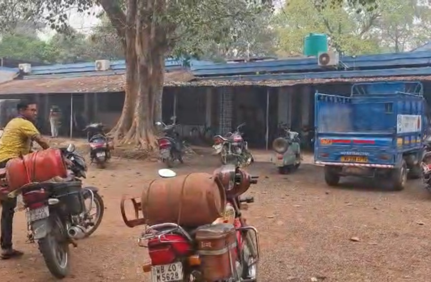 নোটবন্দি থেকে গ্যাসের লাইন—ভোগান্তির শেষ কোথায় সাধারণ মানুষের?