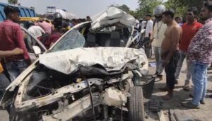 দুর্গাপুরে ভয়াবহ পথ দুর্ঘটনা, আশঙ্কাজনক অবস্থায় চালক হাসপাতালে