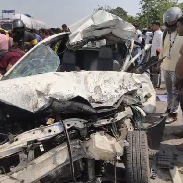 দুর্গাপুরে ভয়াবহ পথ দুর্ঘটনা, আশঙ্কাজনক অবস্থায় চালক হাসপাতালে