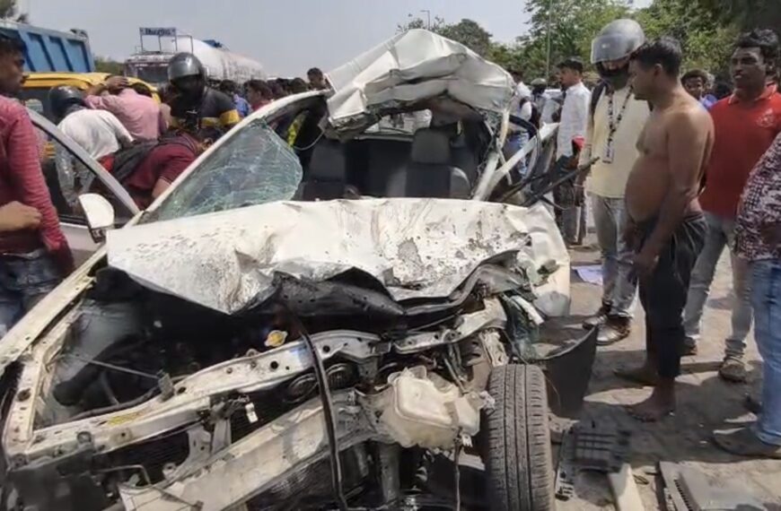 দুর্গাপুরে ভয়াবহ পথ দুর্ঘটনা, আশঙ্কাজনক অবস্থায় চালক হাসপাতালে
