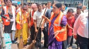 দুর্গাপুরে পরিচ্ছন্নতা অভিযানে মন্ত্রী অগ্নিমিত্রা পাল, রাস্তায় ময়লা&hellip;