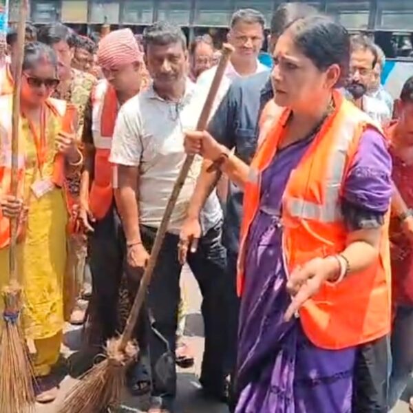 দুর্গাপুরে পরিচ্ছন্নতা অভিযানে মন্ত্রী অগ্নিমিত্রা পাল, রাস্তায় ময়লা&hellip;