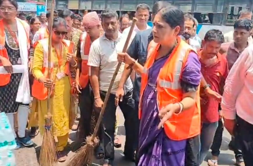 দুর্গাপুরে পরিচ্ছন্নতা অভিযানে মন্ত্রী অগ্নিমিত্রা পাল, রাস্তায় ময়লা&hellip;